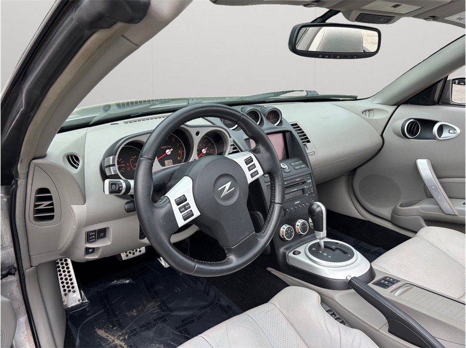 Used 2009 Nissan 350Z Touring RWD image 6