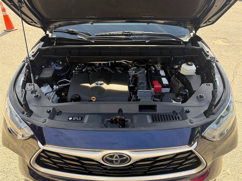 Used 2021 Toyota Highlander XLE AWD/4WD image 19