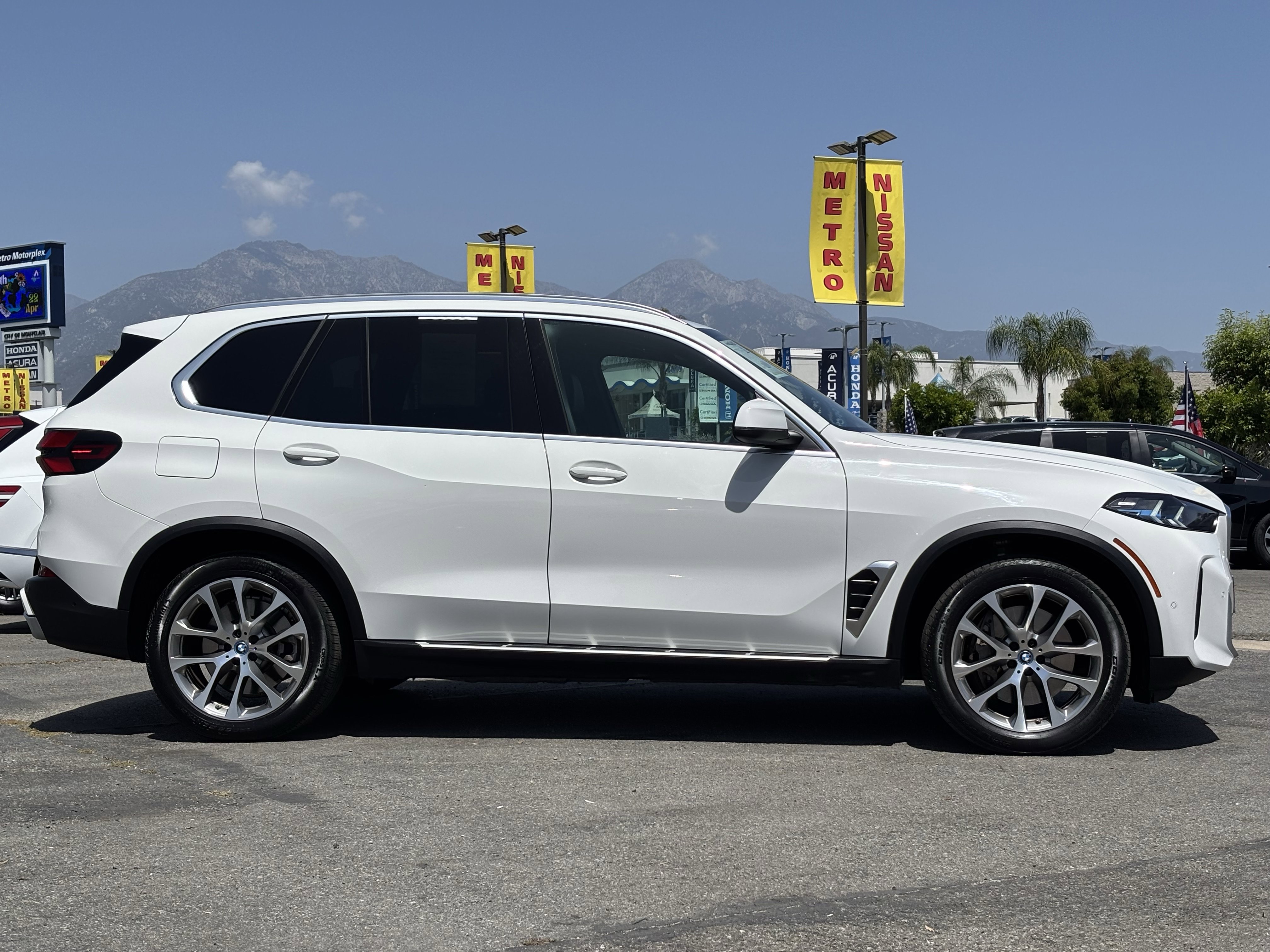 Used 2025 BMW X5 xDrive50e AWD/4WD image 2