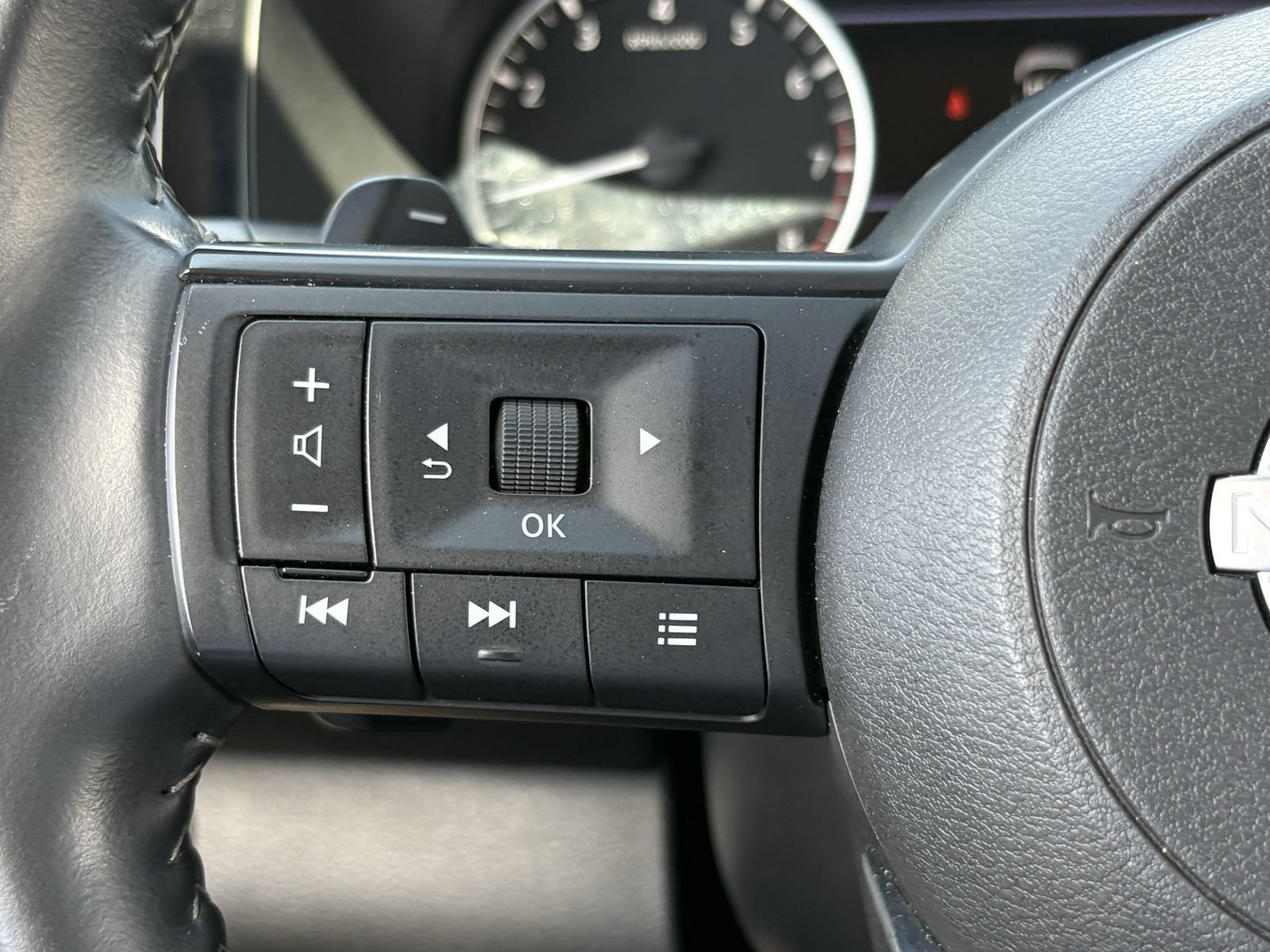 Used 2025 Nissan Pathfinder SV AWD/4WD image 37