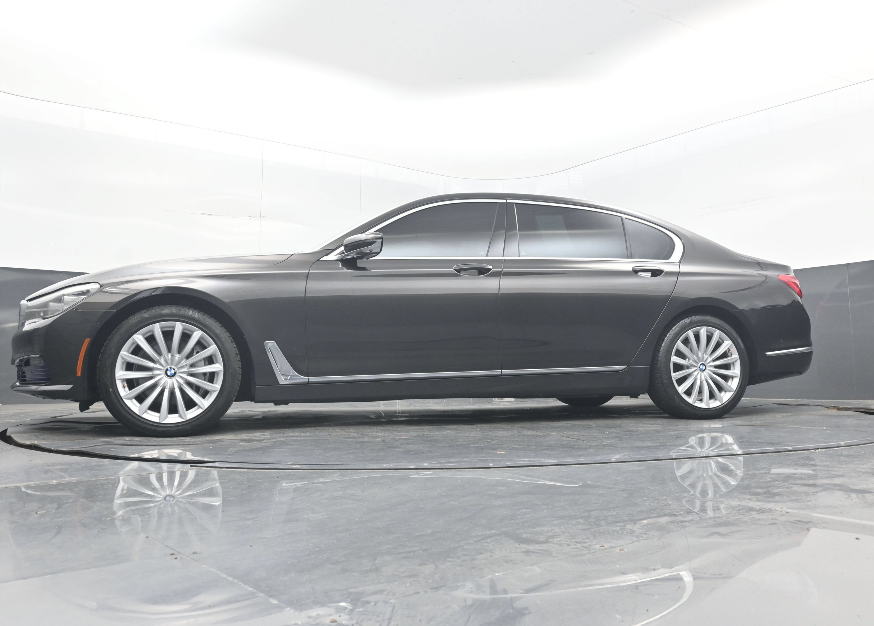 Used 2017 BMW 740i xDrive AWD/4WD image 27