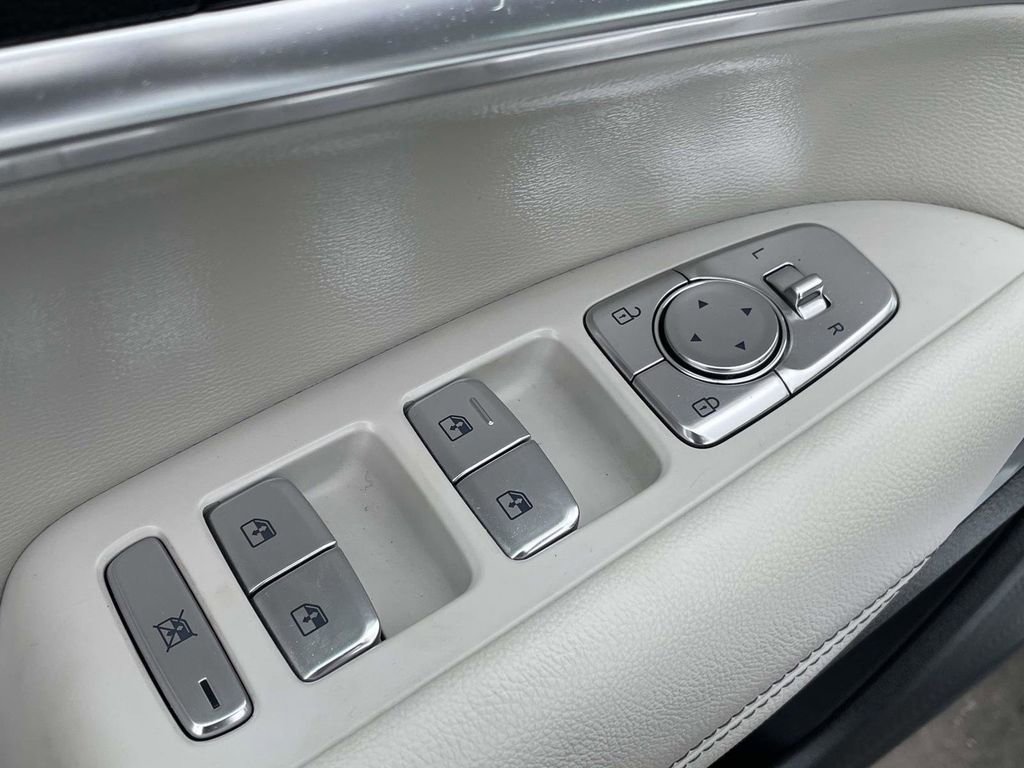 Used 2025 Genesis G70 2.5T image 15