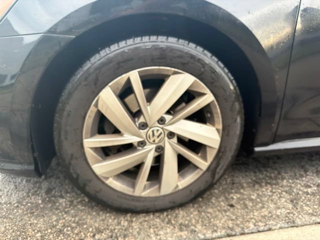 Used 2018 Volkswagen Passat 2.0T SE FWD image 11