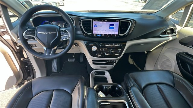 Used 2023 Chrysler Pacifica Touring-L image 14