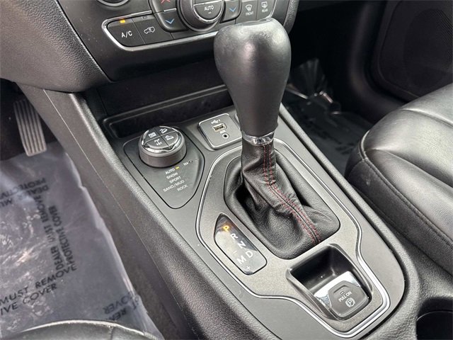 Used 2019 Jeep Cherokee Trailhawk image 25