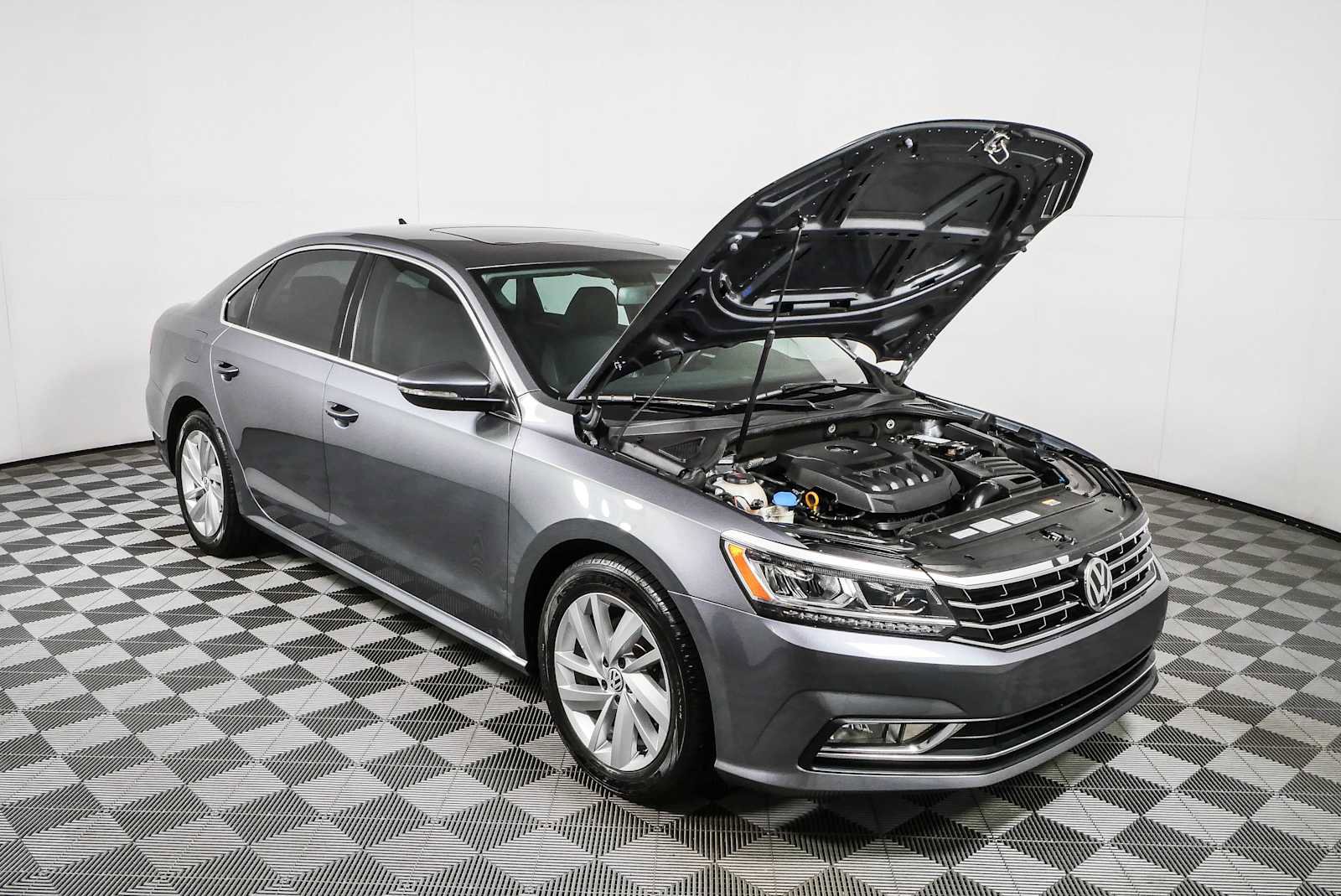 Used 2018 Volkswagen Passat 2.0T SE FWD image 32