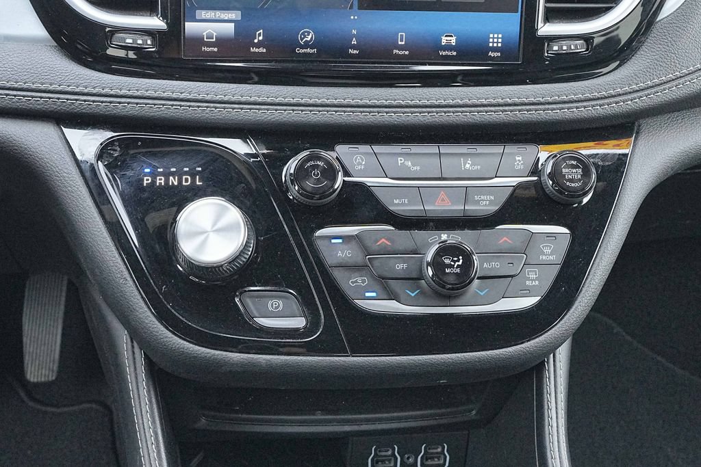 Used 2025 Chrysler Pacifica Limited FWD image 31