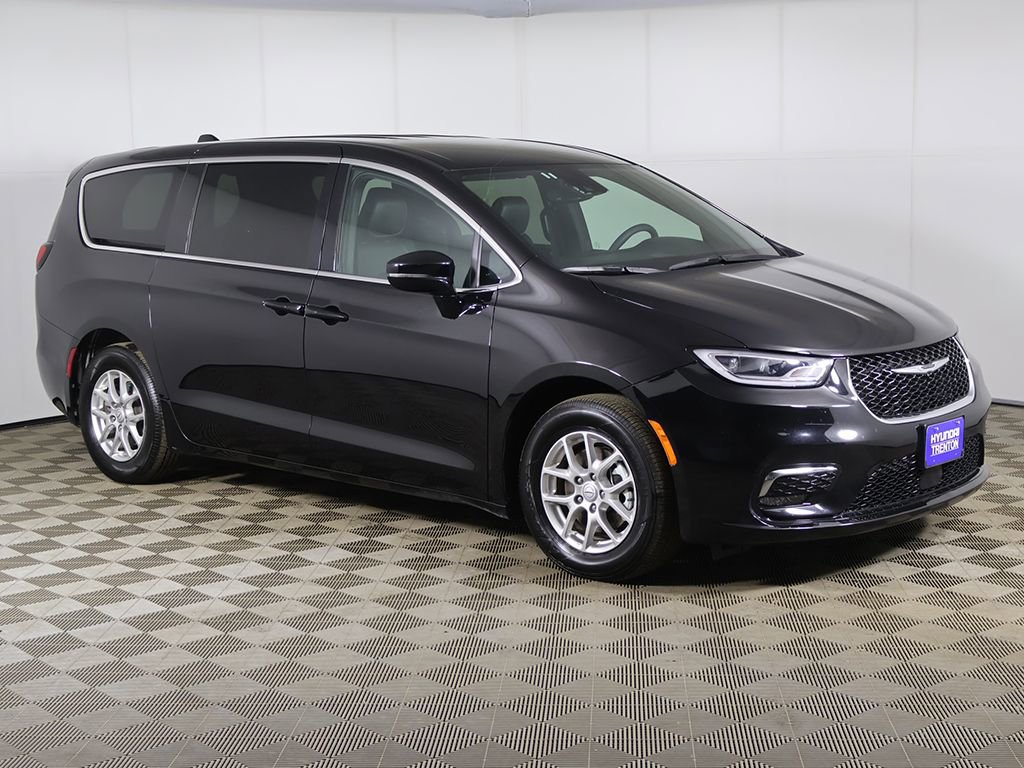 Used 2025 Chrysler Pacifica Select FWD image 47