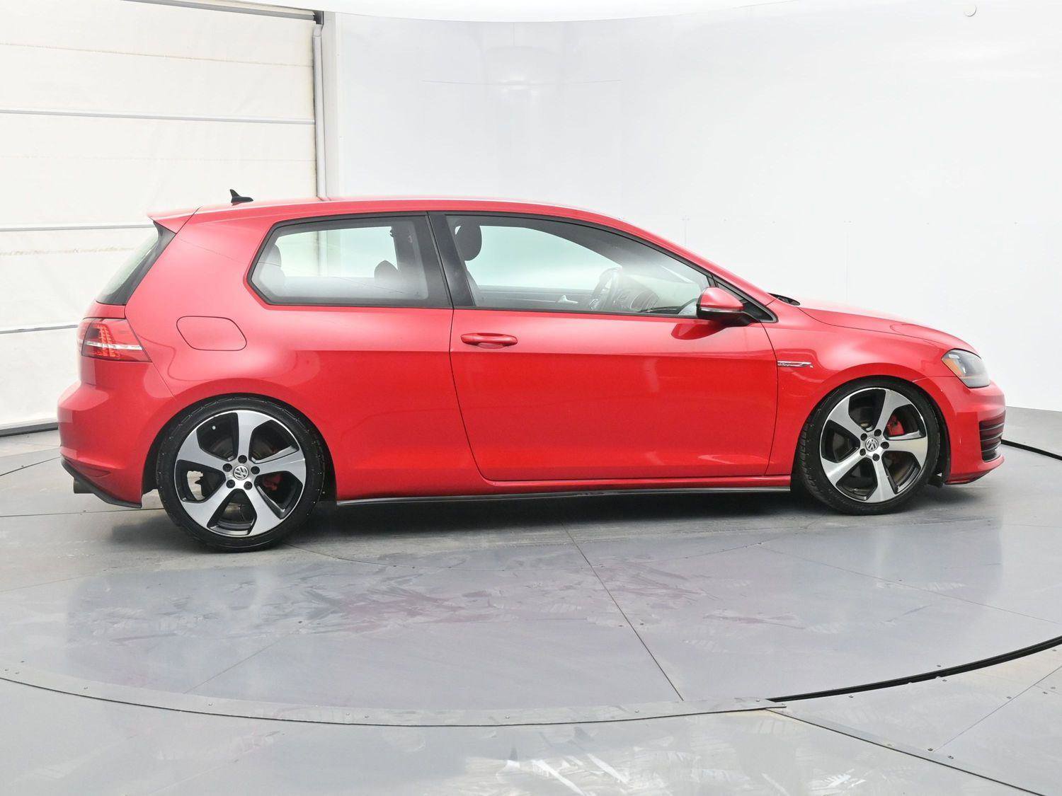 Used 2015 Volkswagen Golf S image 24