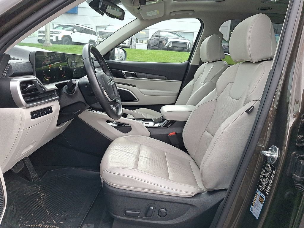 Used 2023 Kia Telluride EX w/ EX Captain's Chair Package image 14