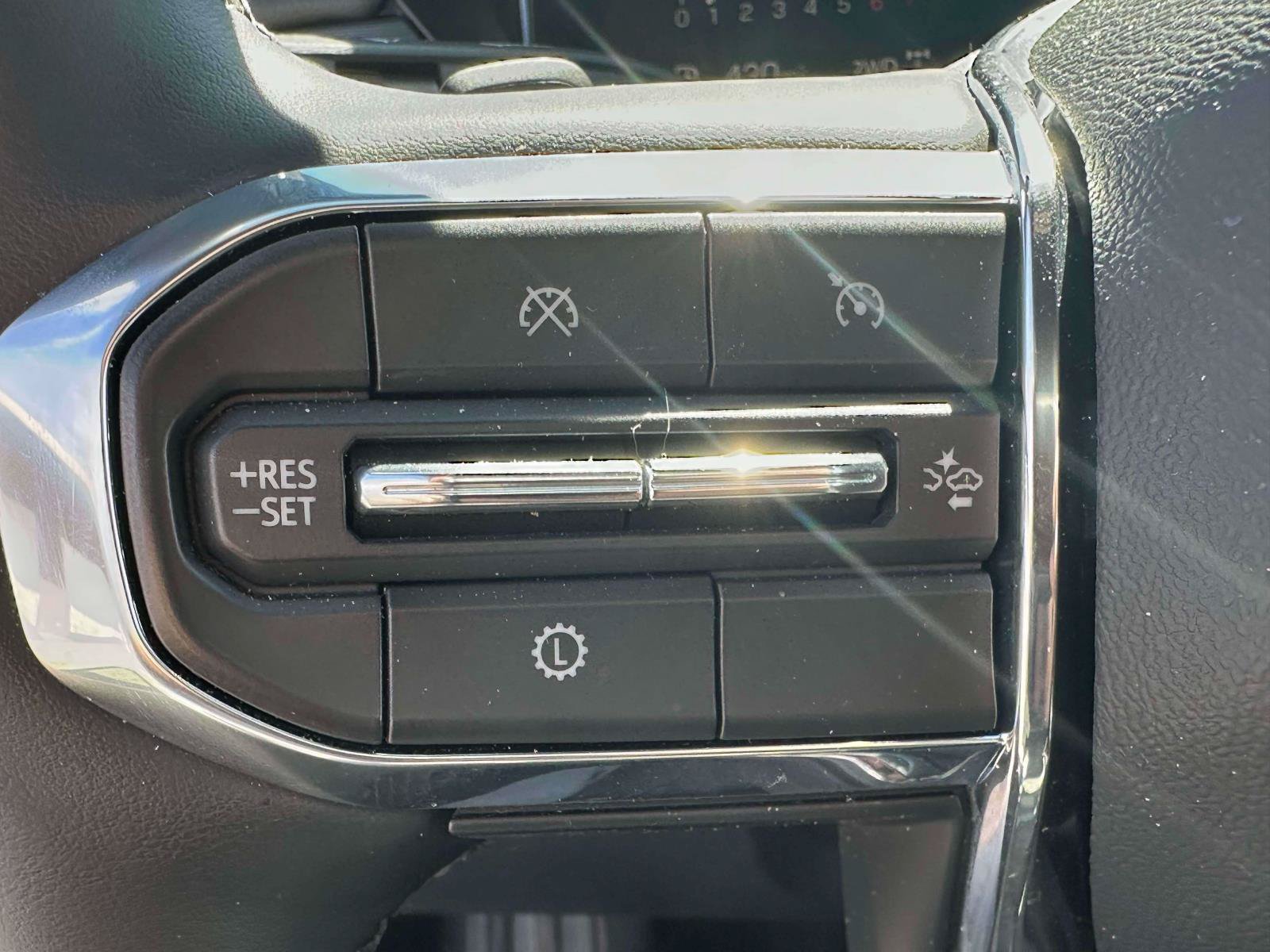 Used 2025 GMC Acadia Elevation AWD/4WD image 18