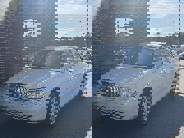 Used 2006 Lincoln Town Car Signature image 1