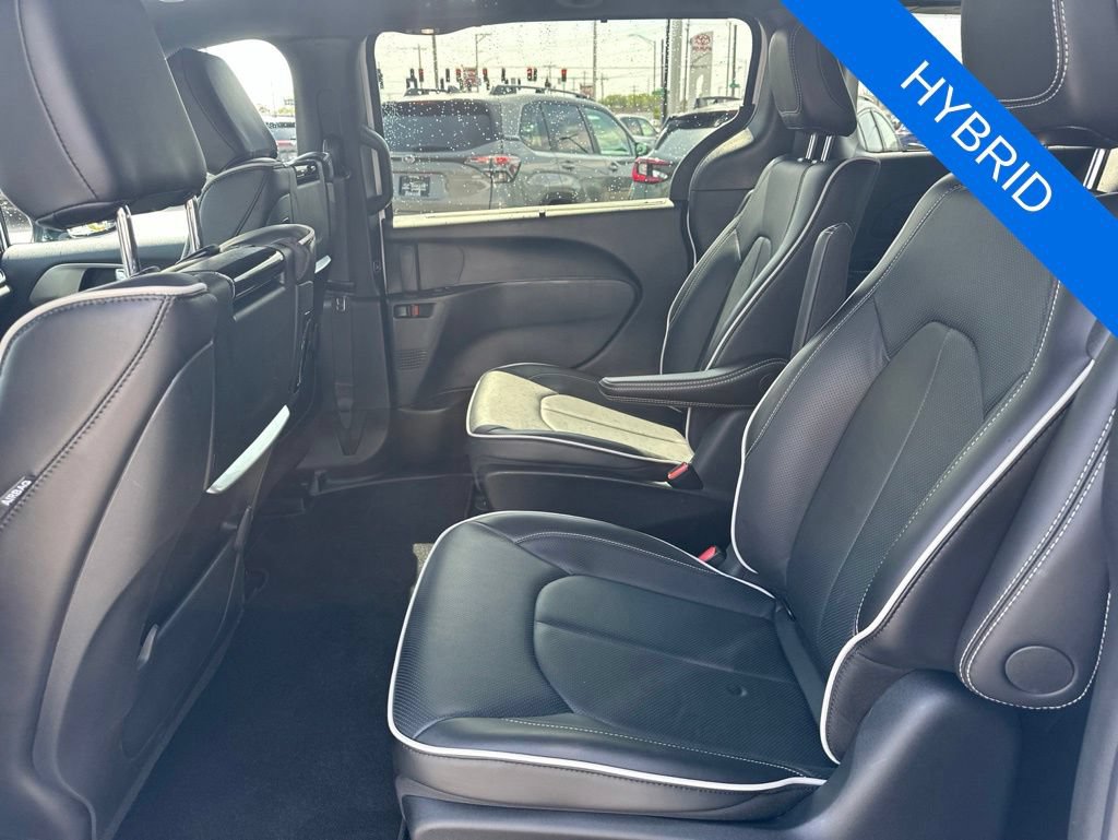 Used 2024 Chrysler Pacifica Premium FWD image 28
