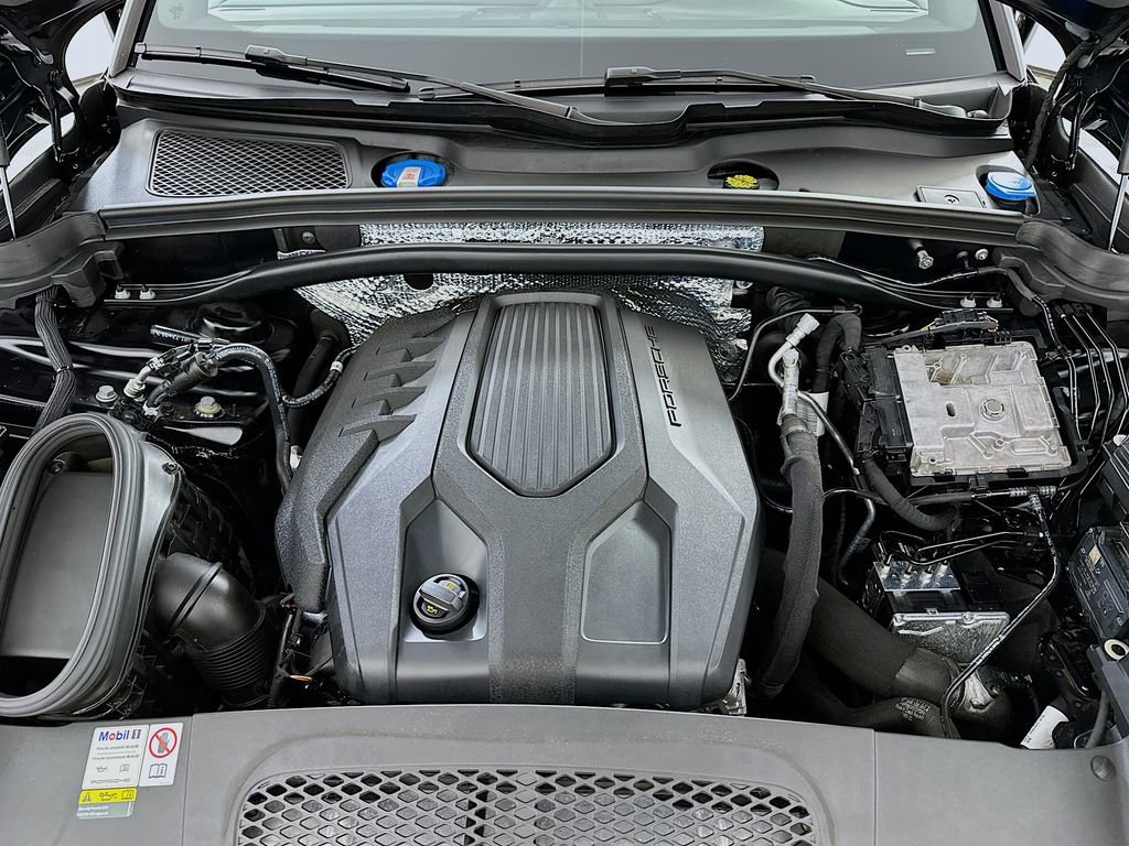 Certified 2024 Porsche Macan AWD/4WD image 32