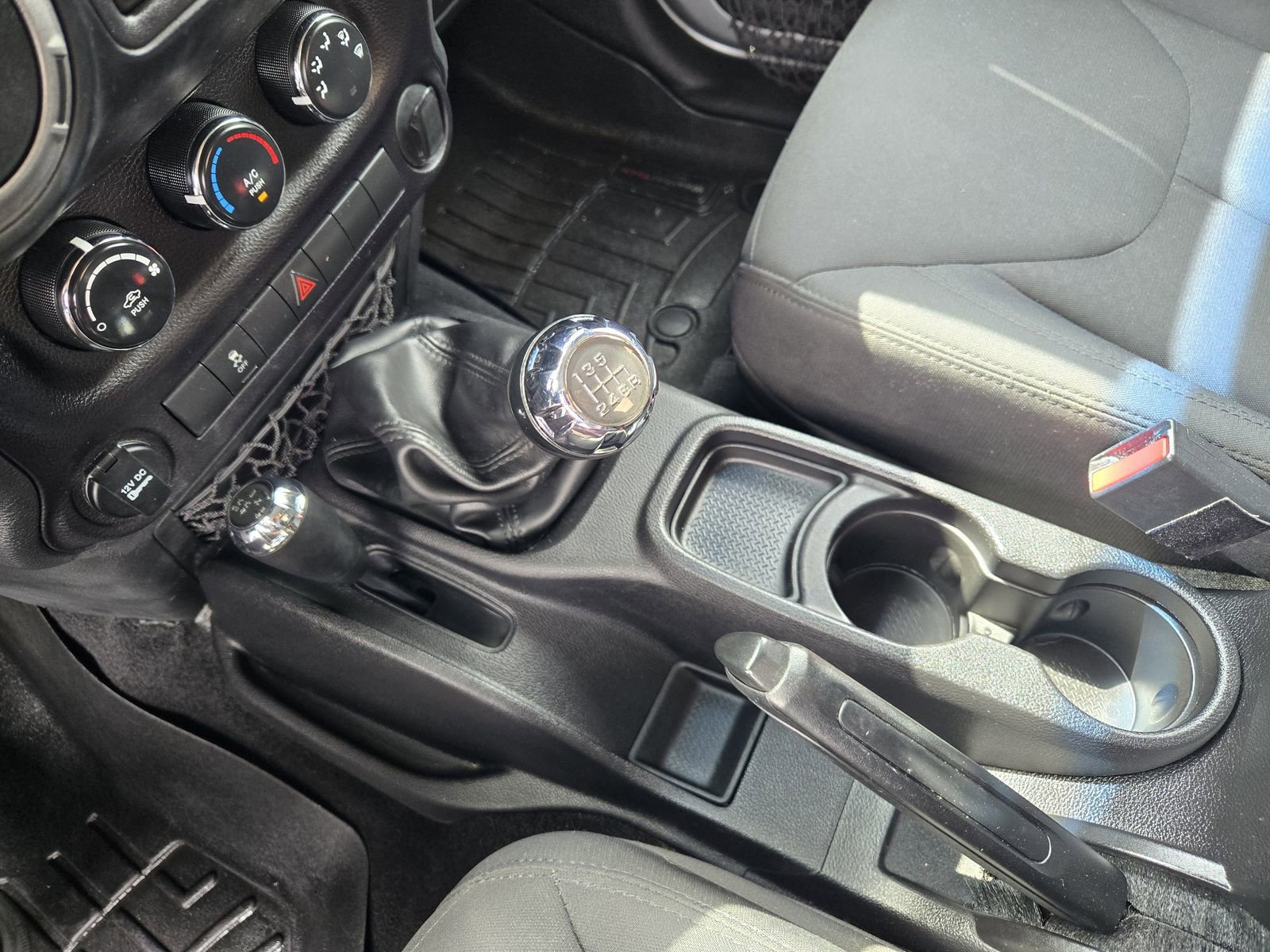 Used 2015 Jeep Wrangler Sport w/ Connectivity Group AWD/4WD image 18
