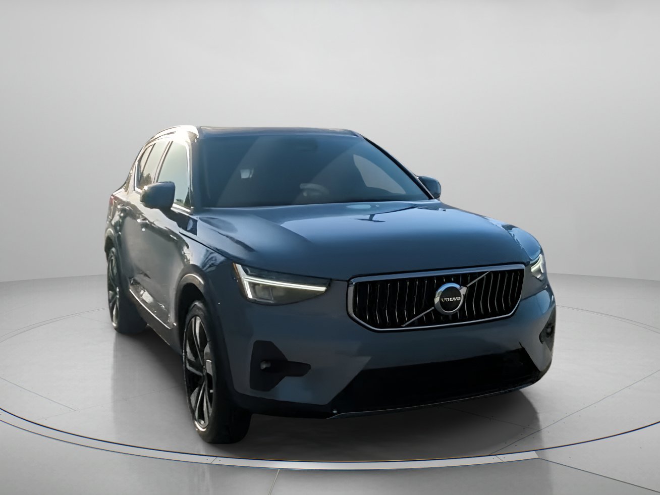 Used 2023 Volvo XC40 B5 Plus w/ Protection Package Premier AWD/4WD image 5