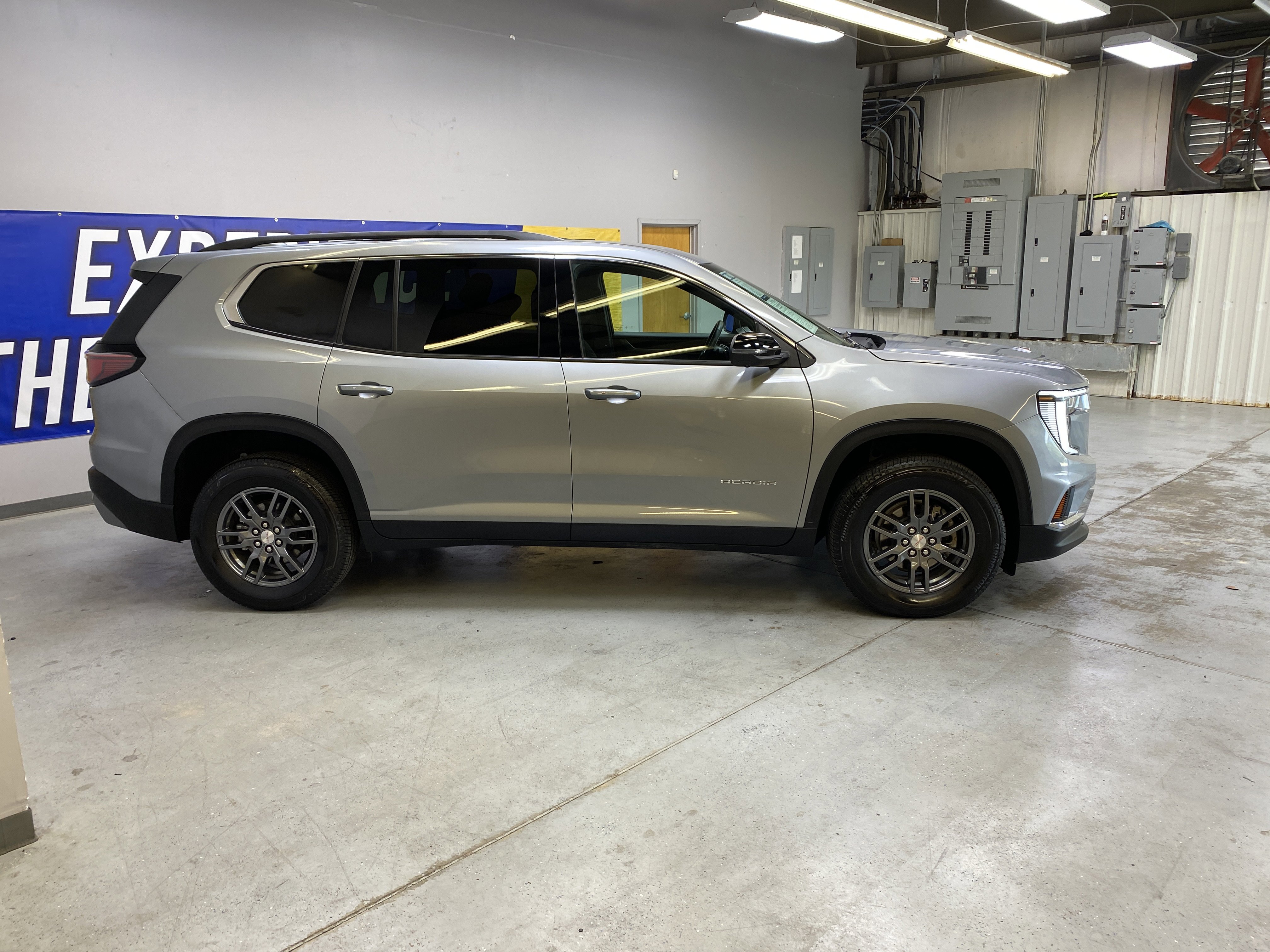 Used 2025 GMC Acadia Elevation image 8