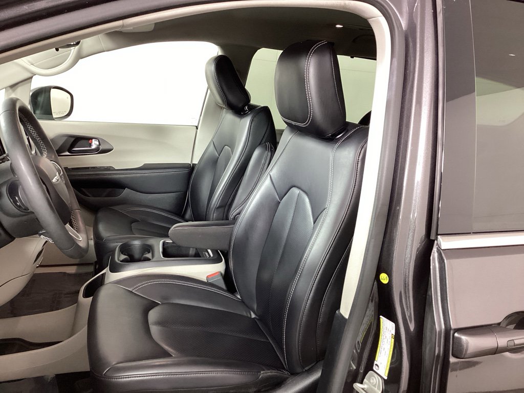 Used 2023 Chrysler Pacifica Touring-L image 16