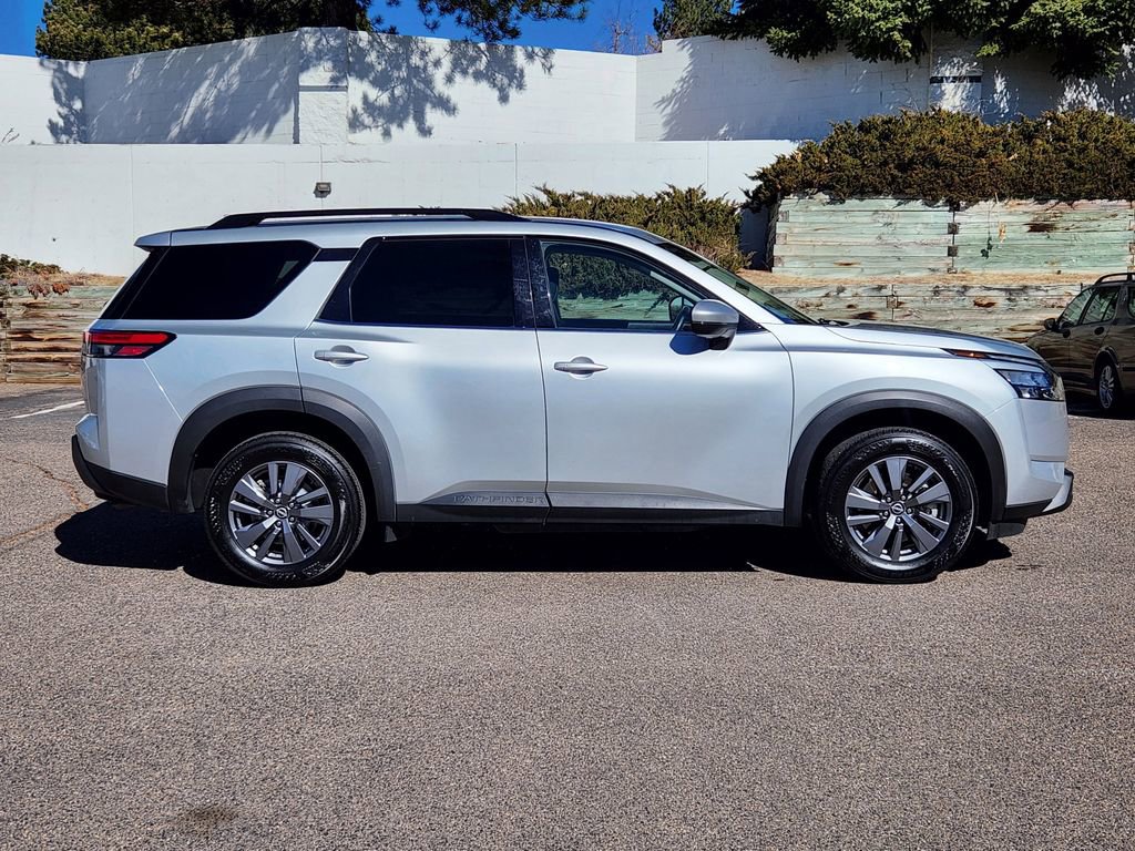 Used 2025 Nissan Pathfinder SV image 2