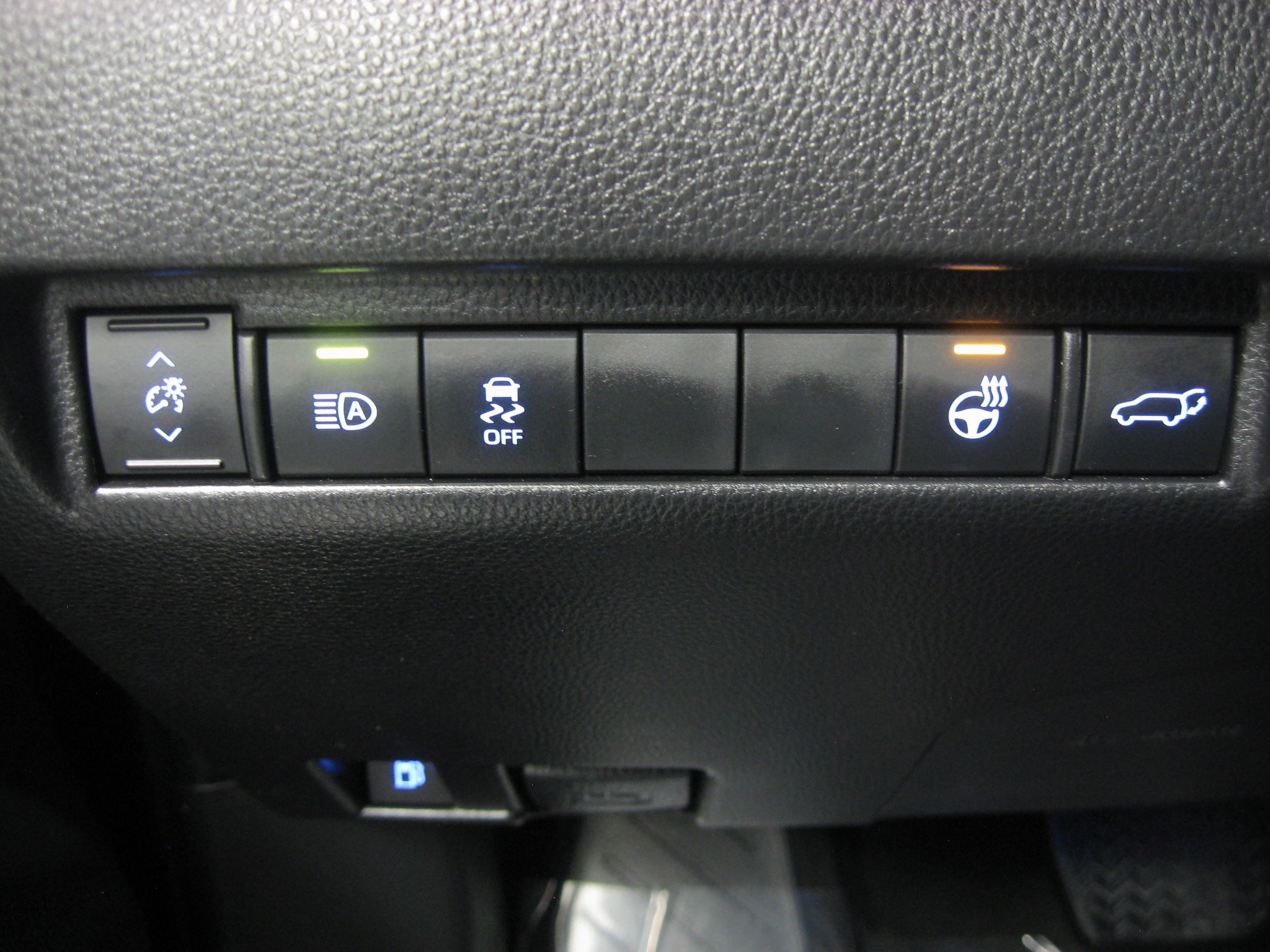 Used 2021 Toyota Venza XLE image 19