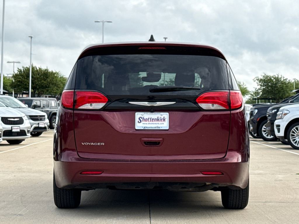 Used 2023 Chrysler Voyager LX image 7