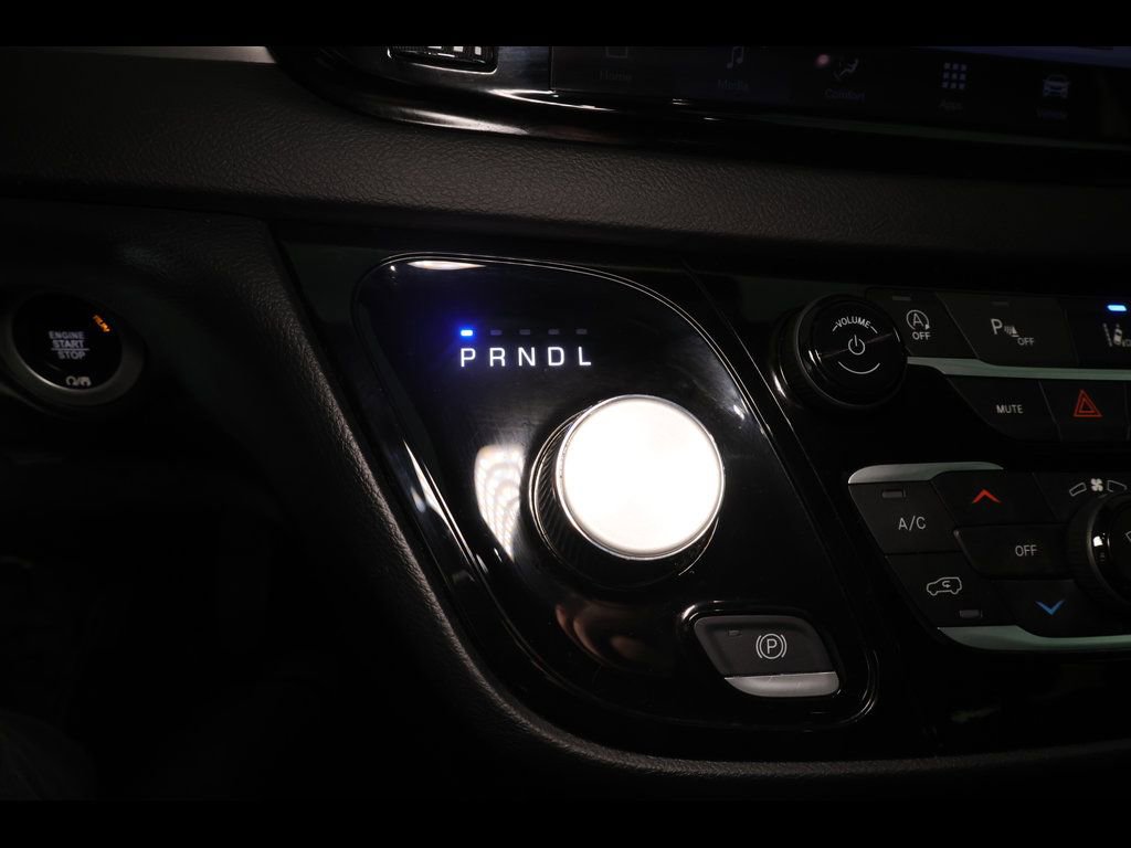 Used 2025 Chrysler Pacifica Select FWD image 12