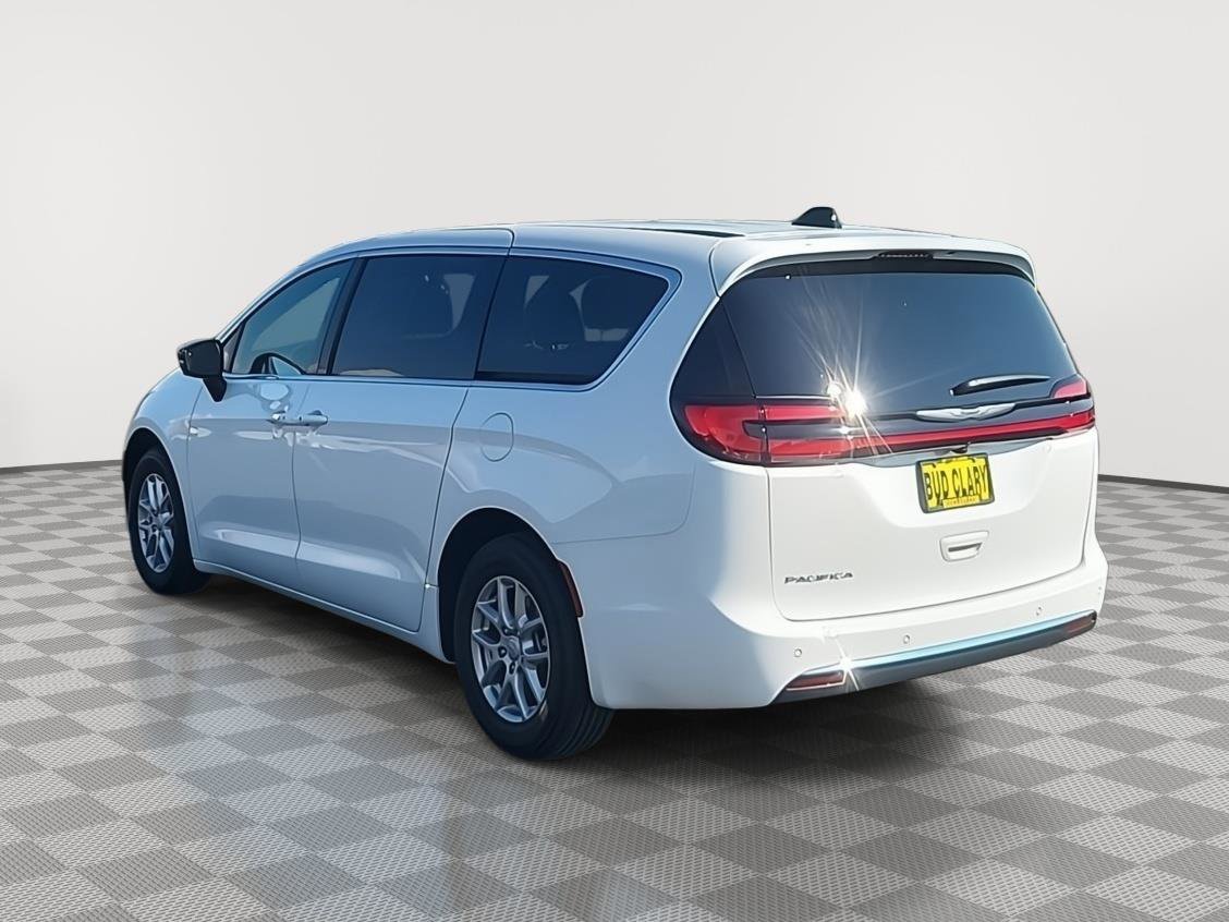 New 2026 Chrysler Pacifica Select image 3