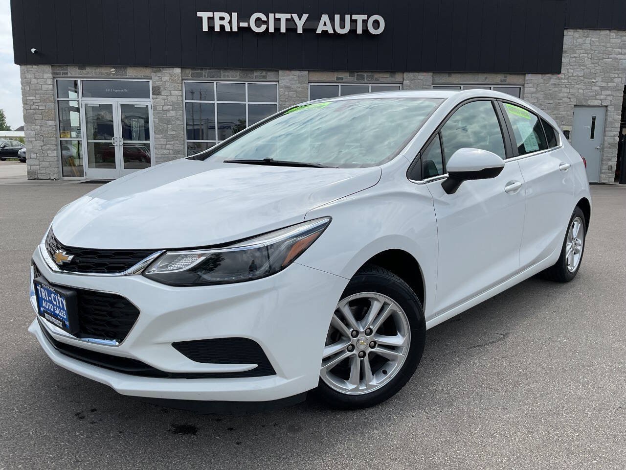 Used 2017 Chevrolet Cruze LT w/ Convenience Package FWD image 1