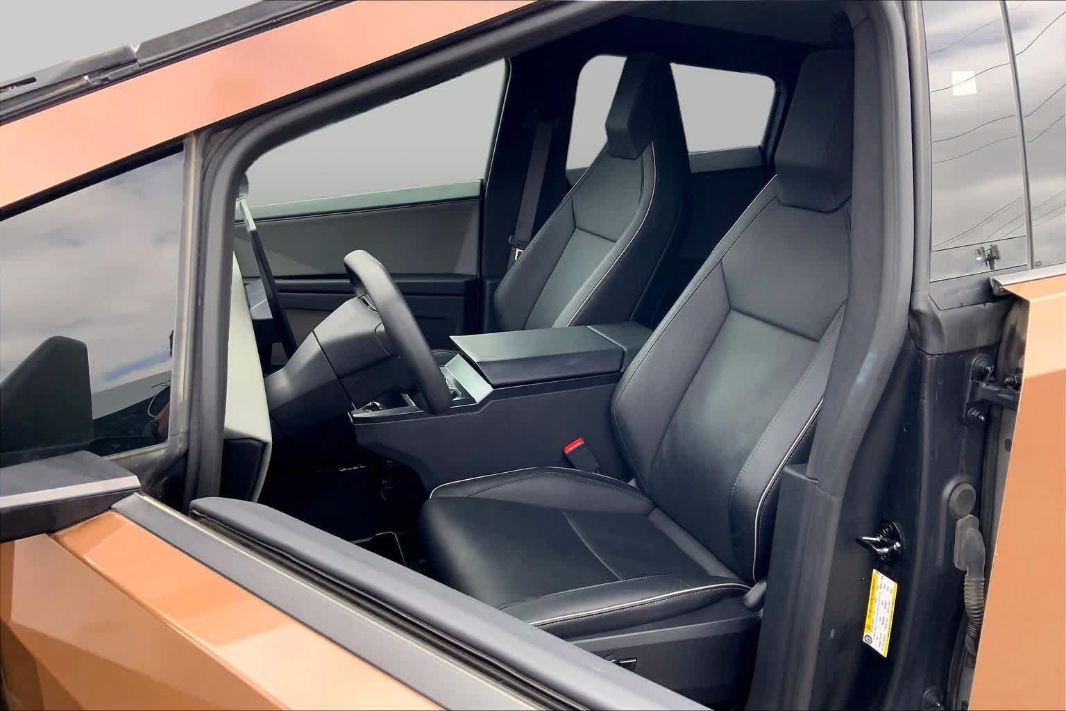 Used 2025 Tesla Cybertruck AWD Crew Cab image 7