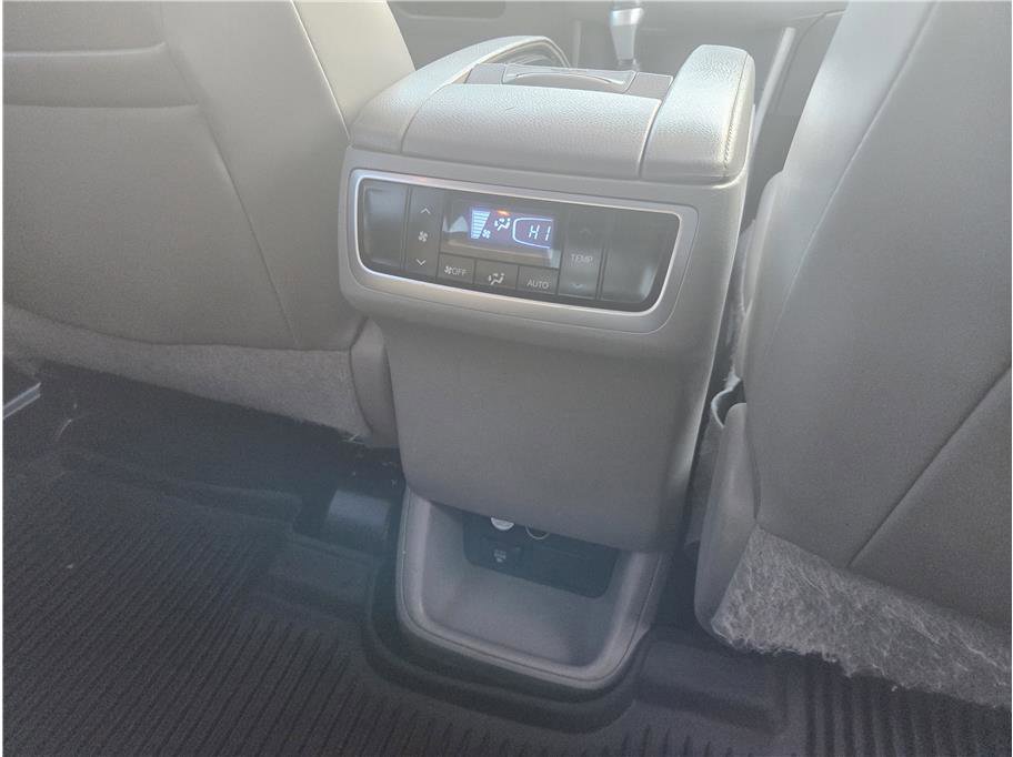 Used 2015 Toyota Highlander Limited w/ Driver Technology Package AWD/4WD image 28