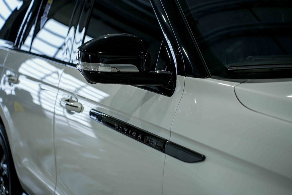 Used 2025 Lincoln Navigator Black Label image 9
