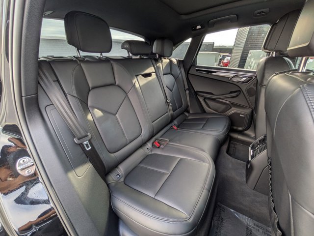 Certified 2025 Porsche Macan AWD/4WD image 24