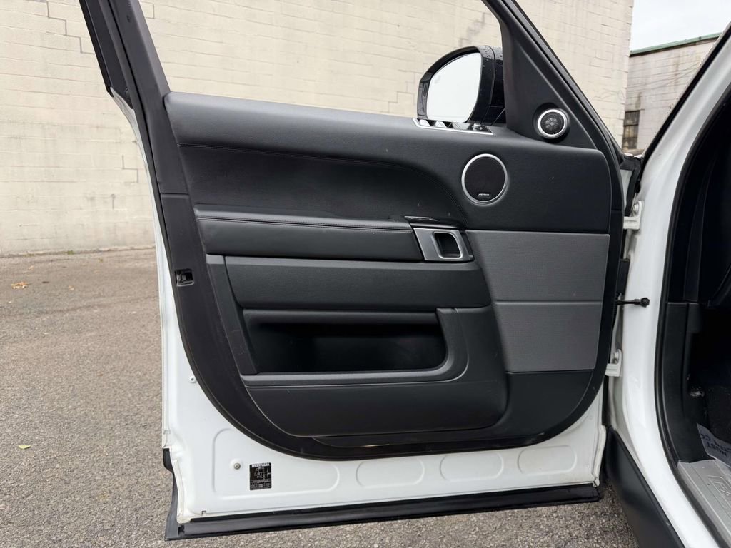 Used 2020 Land Rover Range Rover Sport HSE image 30