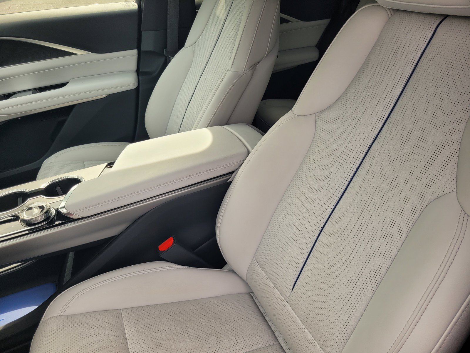 Certified 2025 Cadillac Lyriq Luxury AWD/4WD image 9