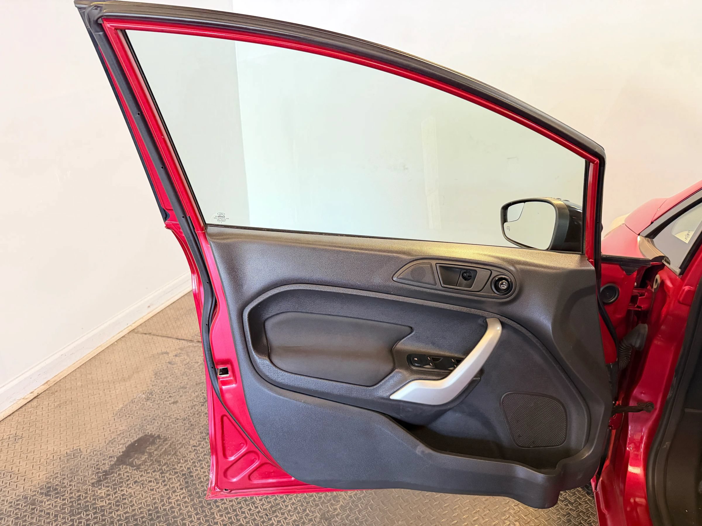 Used 2012 Ford Fiesta SE w/ Super Fuel Economy Pkg FWD image 8