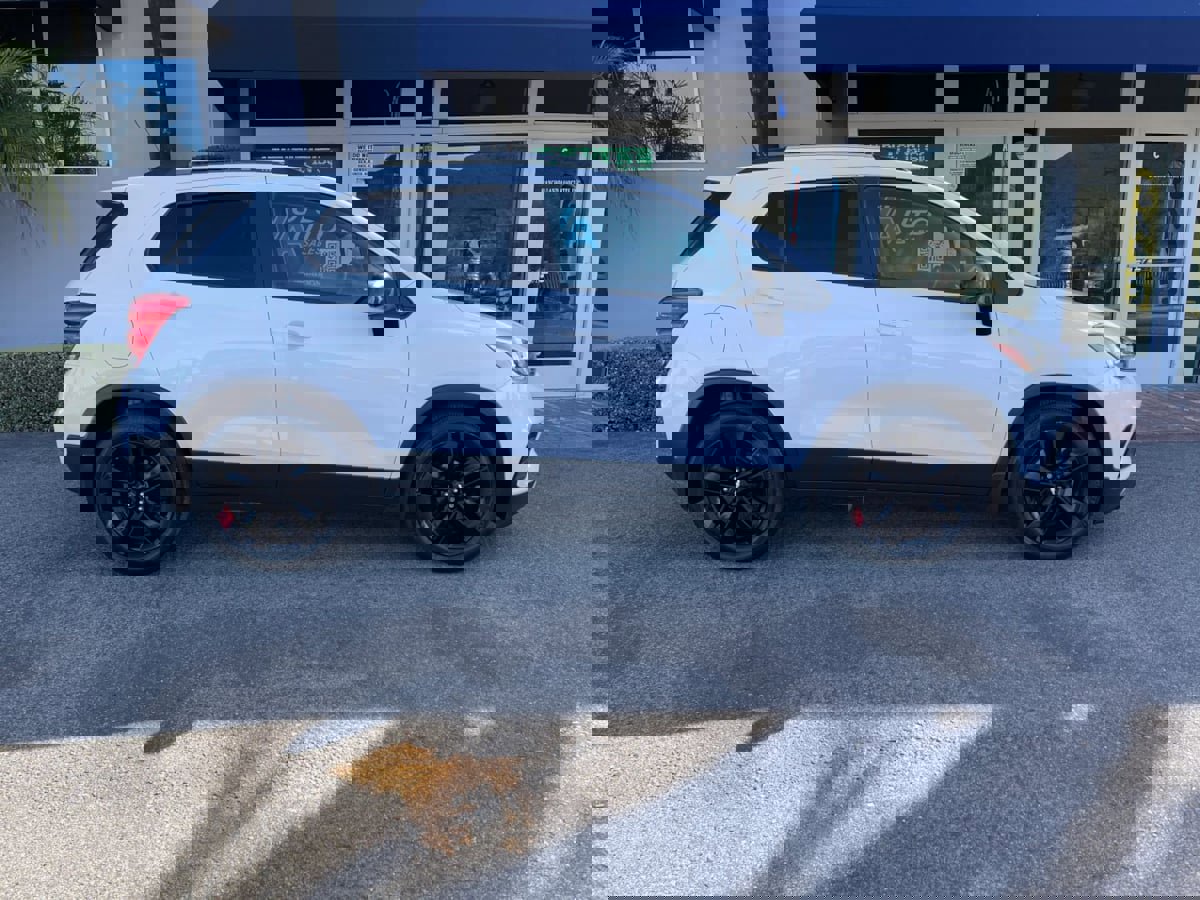 Used 2020 Chevrolet Trax LT w/ Sun & Sound Package image 4