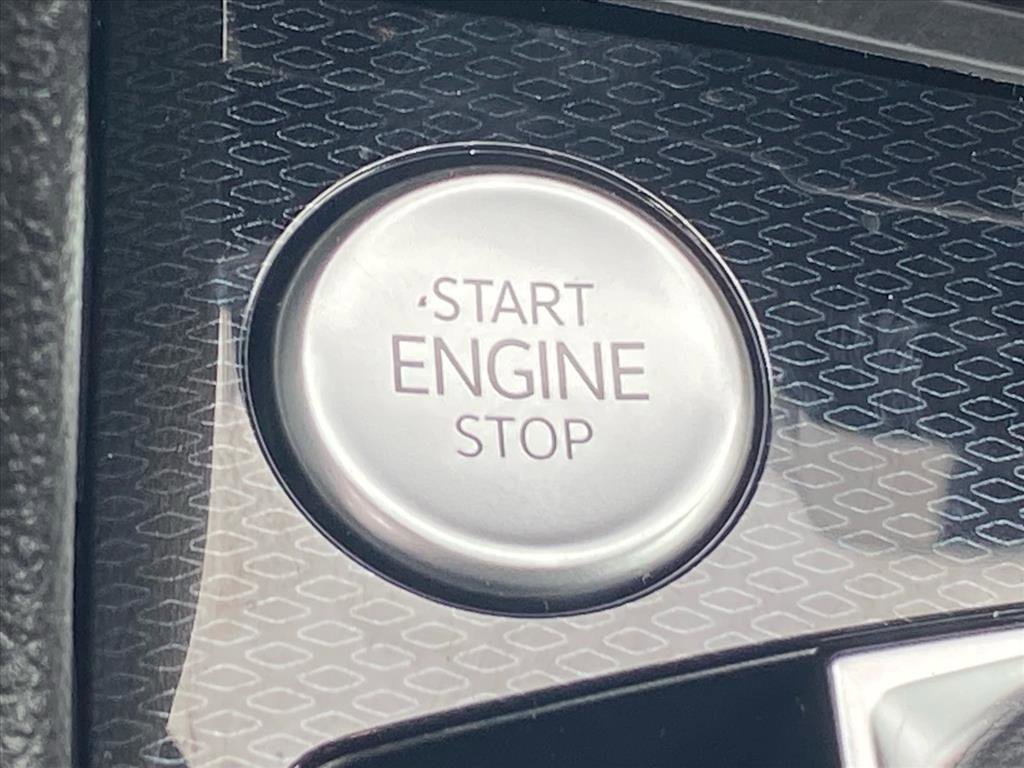 Used 2025 Volkswagen Taos SE image 17