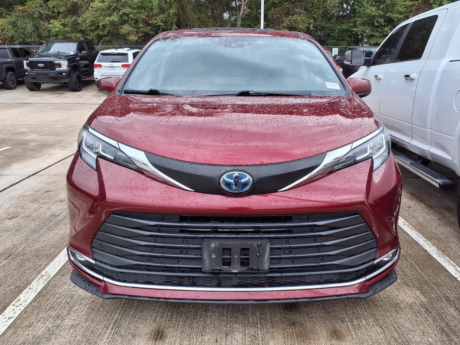 Used 2023 Toyota Sienna XLE FWD image 3