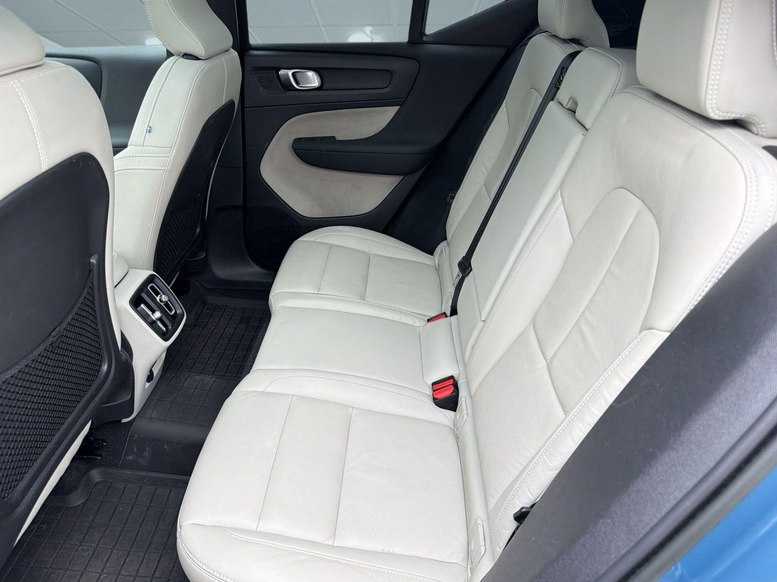 Certified 2023 Volvo XC40 B5 Ultimate w/ Protection Package Premier image 14