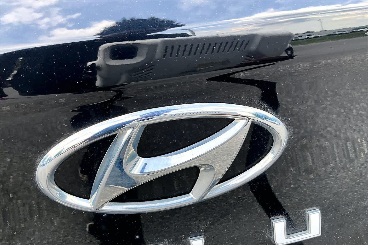 Used 2023 Hyundai Venue SEL w/ Cargo Package FWD image 31