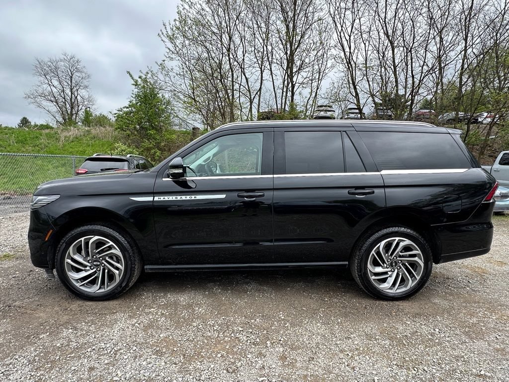 New 2025 Lincoln Navigator Reserve AWD/4WD image 2