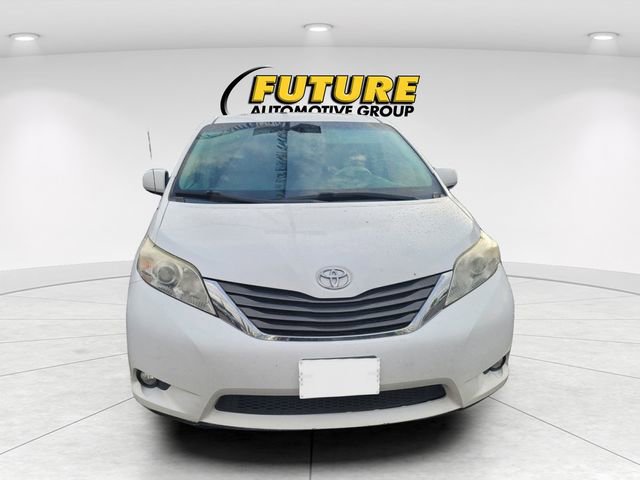 Used 2013 Toyota Sienna XLE FWD image 2