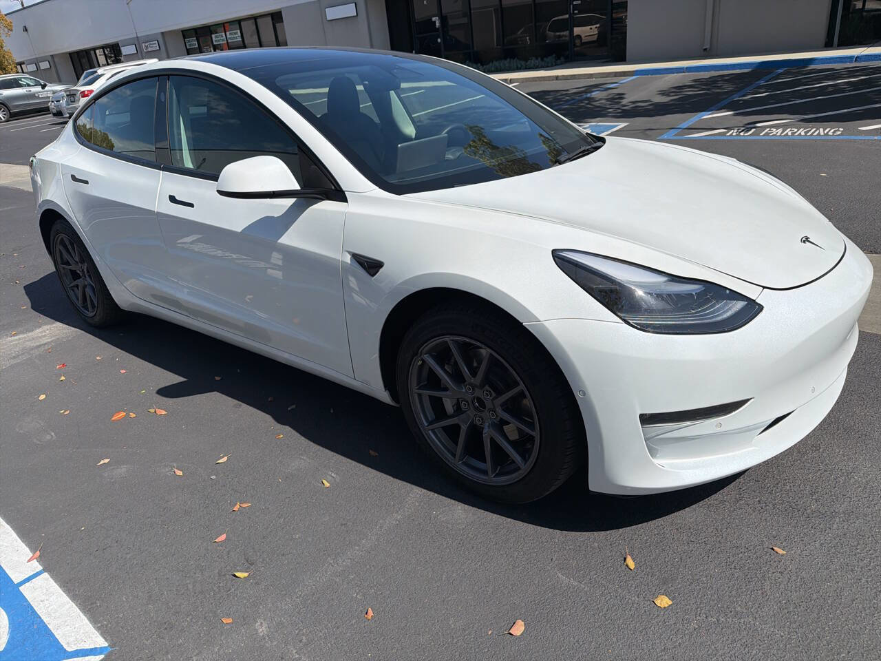 Used 2023 Tesla Model 3 Standard Range image 2