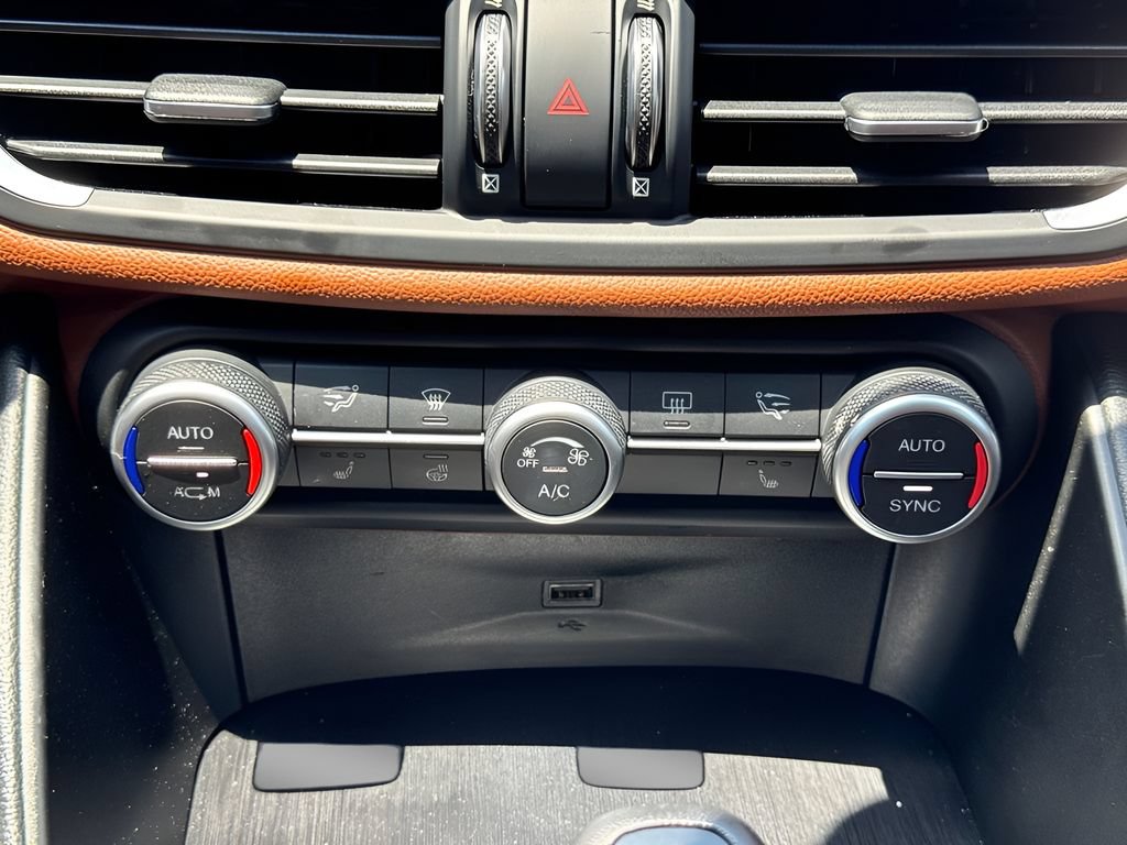 Used 2019 Alfa Romeo Giulia AWD w/ Nero Edizione image 18