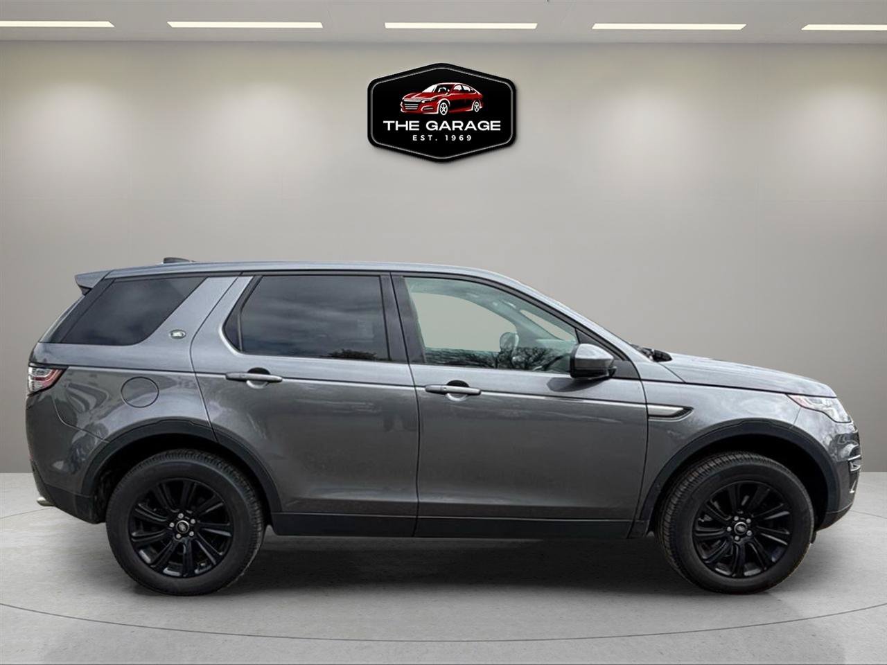 Used 2018 Land Rover Discovery Sport SE AWD/4WD image 3