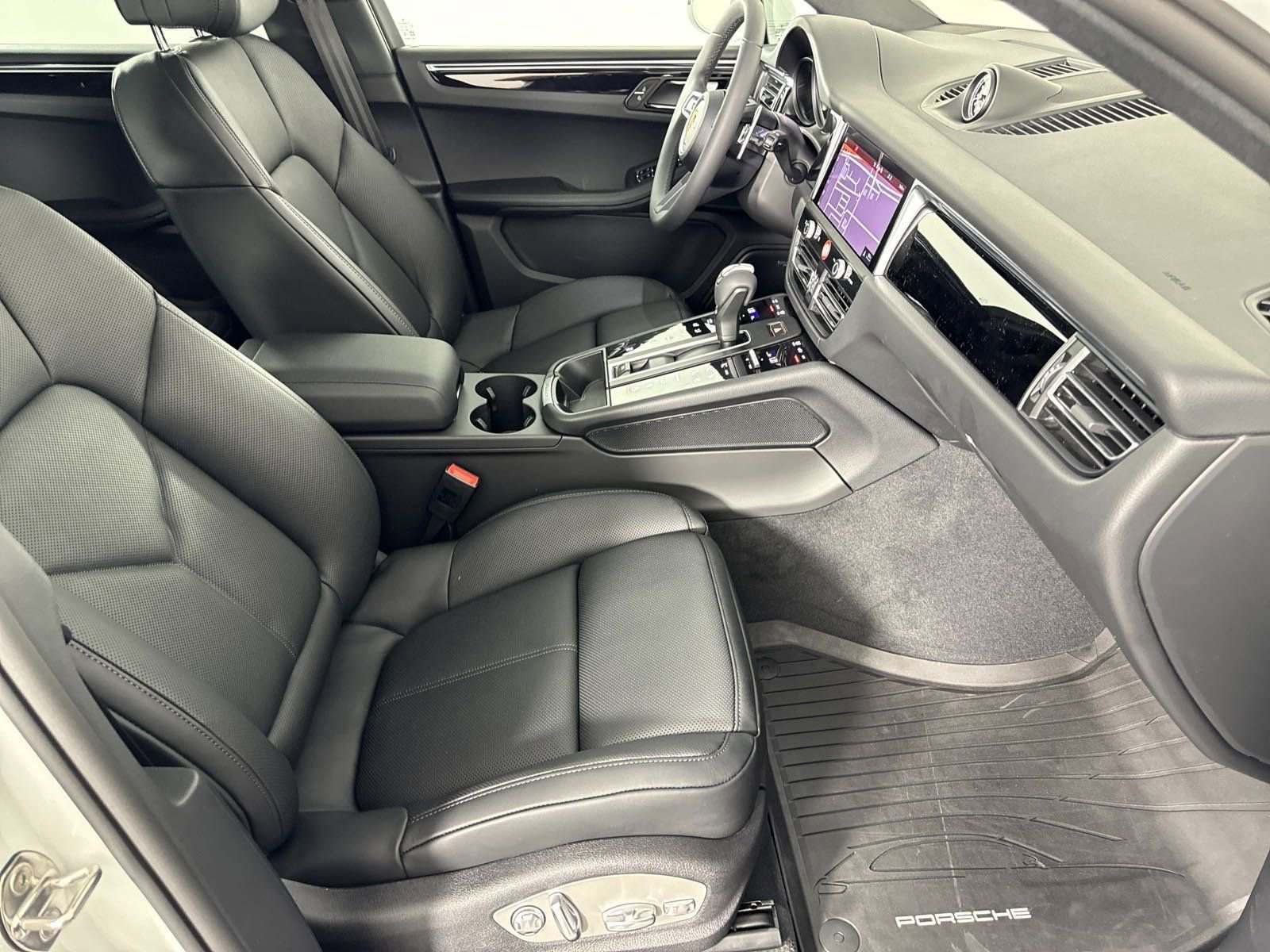 Certified 2025 Porsche Macan image 28