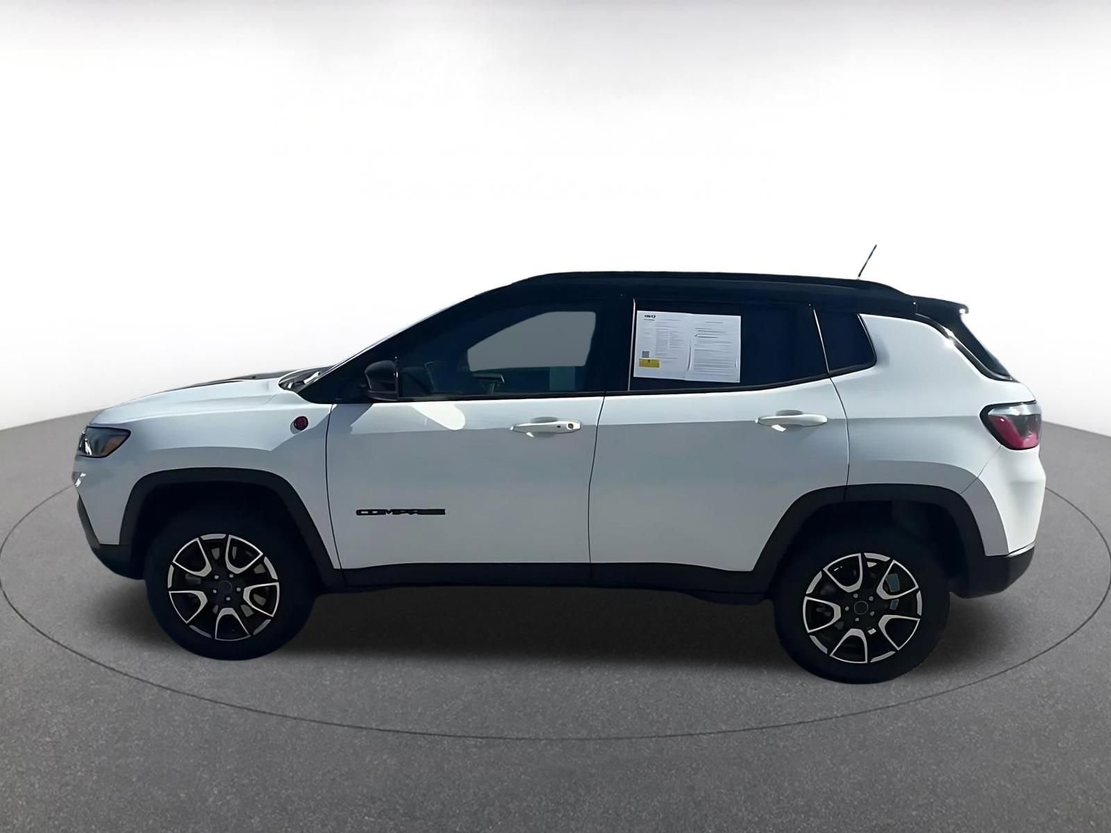 Used 2025 Jeep Compass Trailhawk AWD/4WD image 9