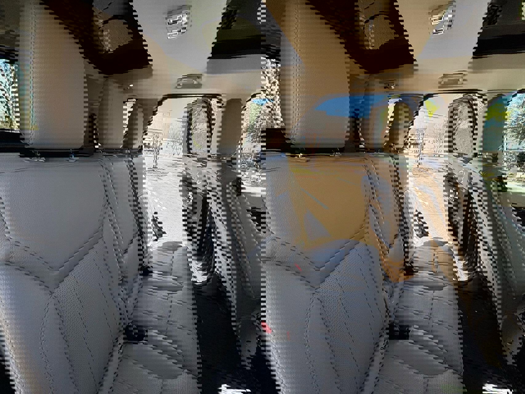 Used 2017 Land Rover Discovery SE image 20