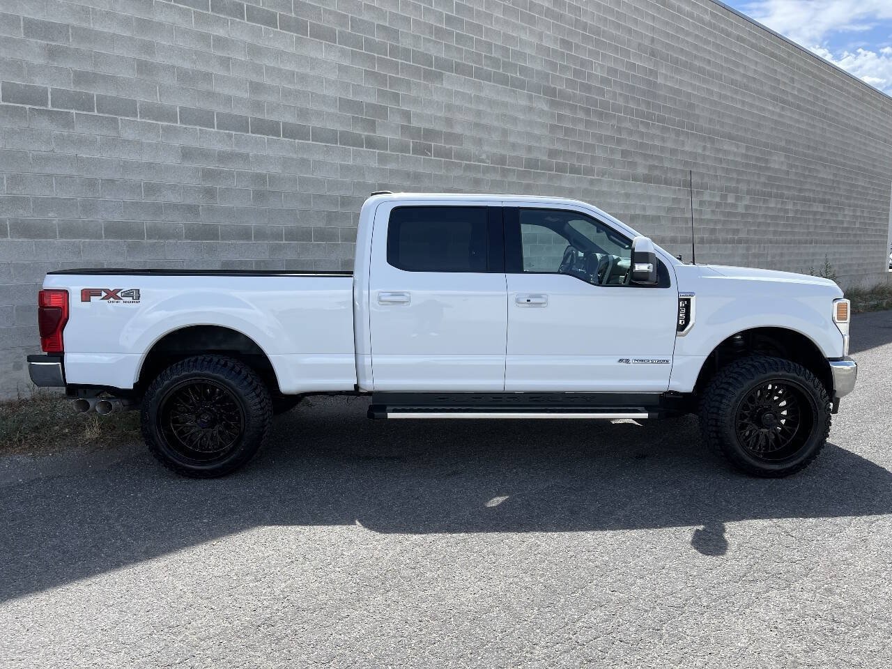 Used 2022 Ford F350 Lariat w/ Lariat Ultimate Package AWD/4WD image 3