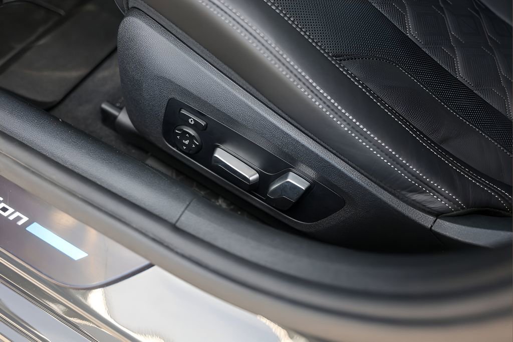 Used 2025 BMW M8 Competition AWD/4WD image 9